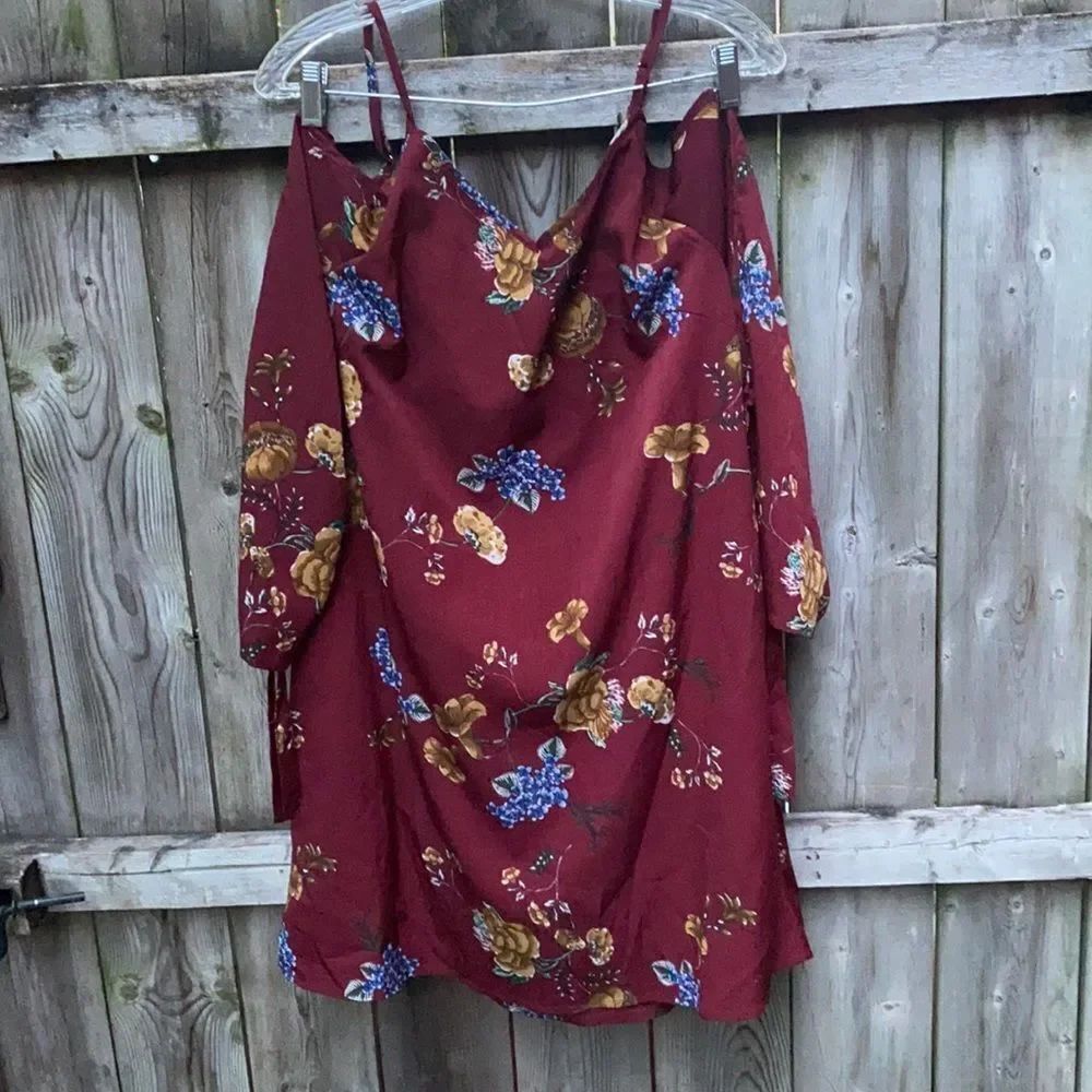 Entro Floral Cold shoulder tunic sz. M